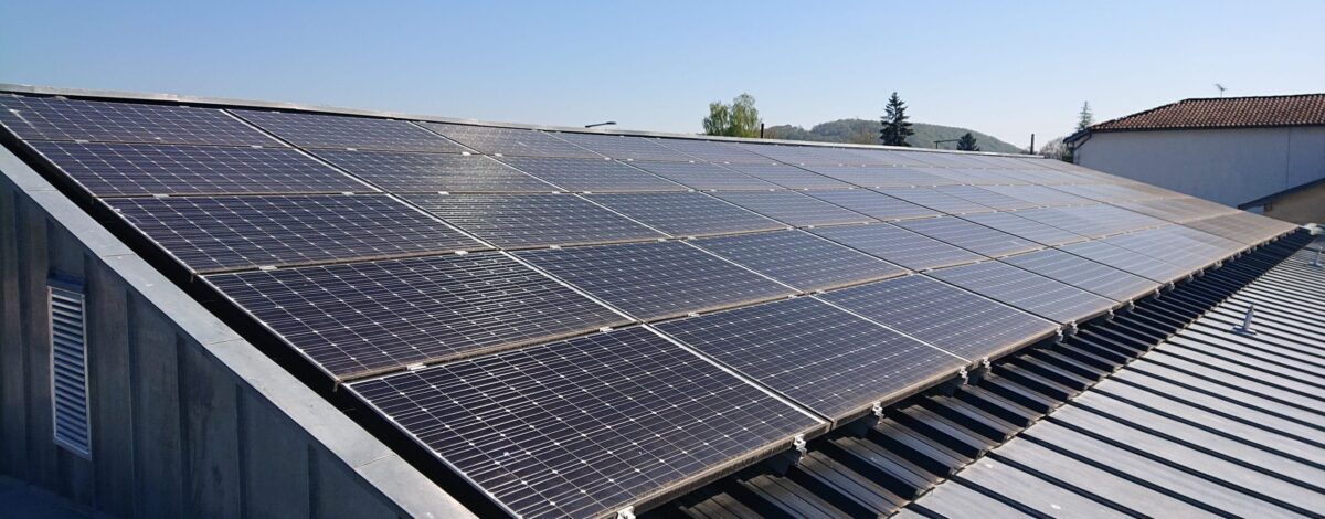 installation photovoltaïque sur toiture de hangar