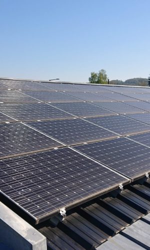 installation photovoltaïque sur toiture de hangar