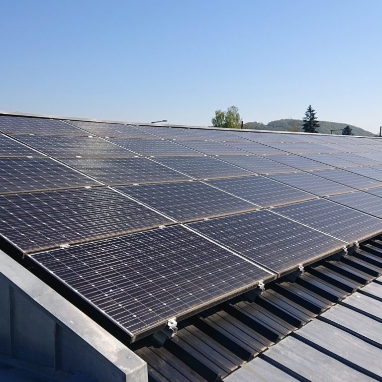 installation photovoltaïque sur toiture de hangar