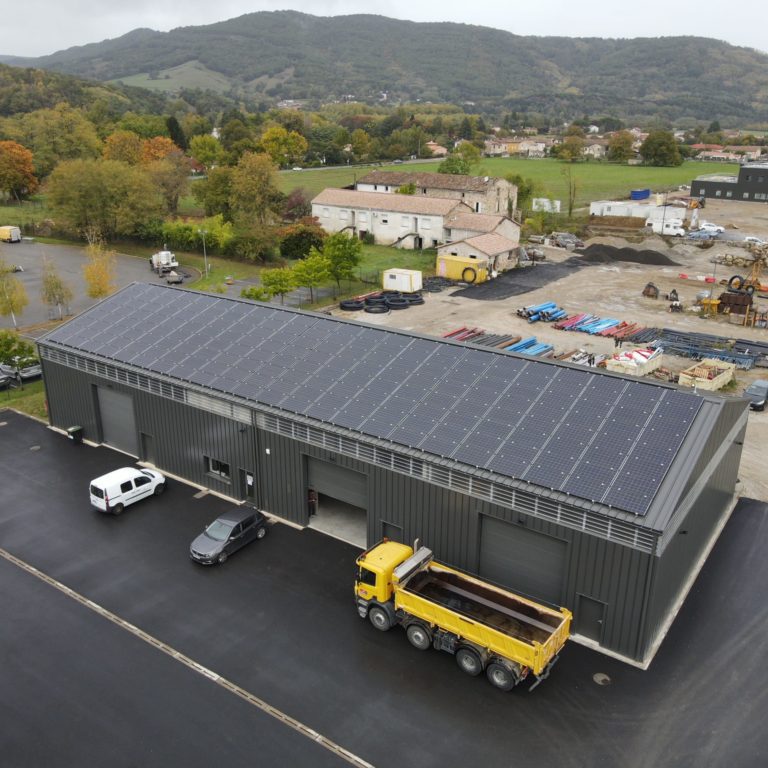 installation photovoltaïque sur toiture de hangar