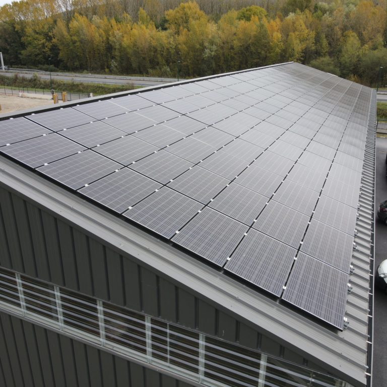 installation photovoltaïque sur toiture de hangar