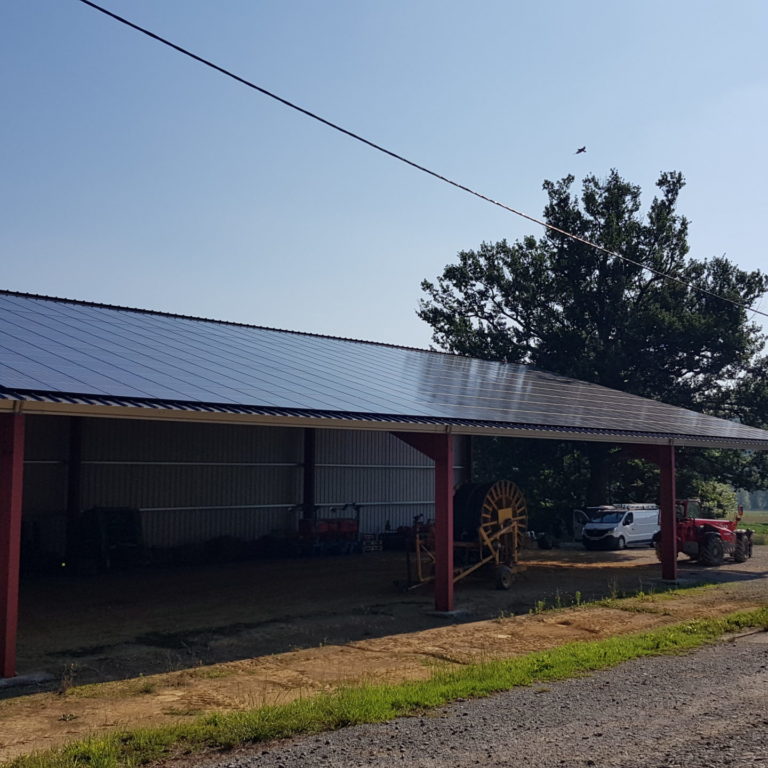 hangar avec panneaux solaires