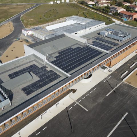 grand hangar avec panneaux photovoltaïques