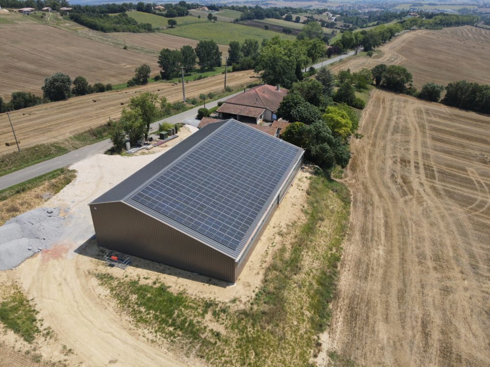 bâtiment agricole avec panneaux solaires sur le toit