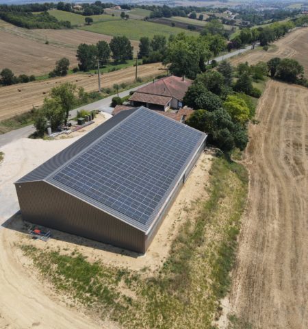 bâtiment agricole avec panneaux solaires sur le toit