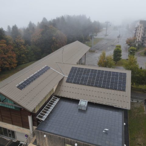 hangar avec panneaux solaires sur le toit