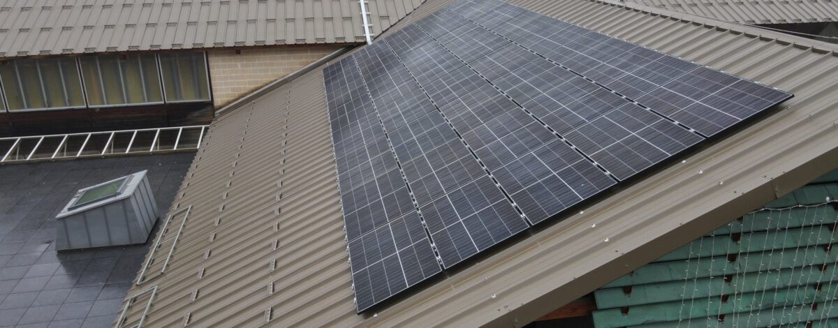 hangar avec panneaux solaires sur le toit