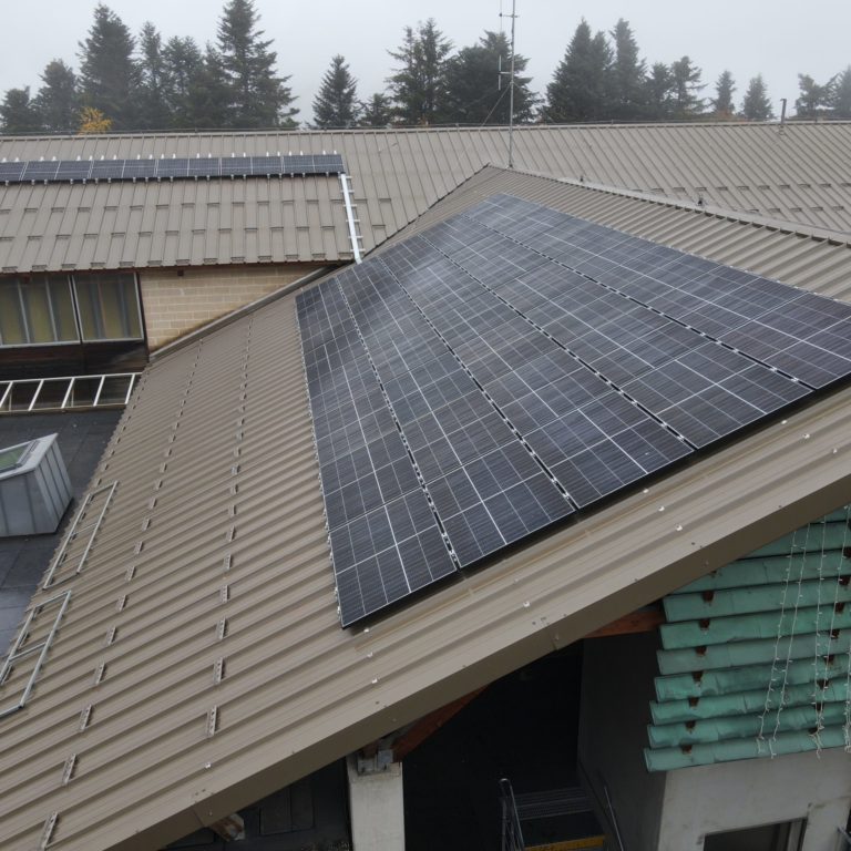 hangar avec panneaux solaires sur le toit