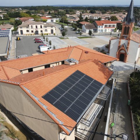 immeuble avec panneau solaire sur le toit