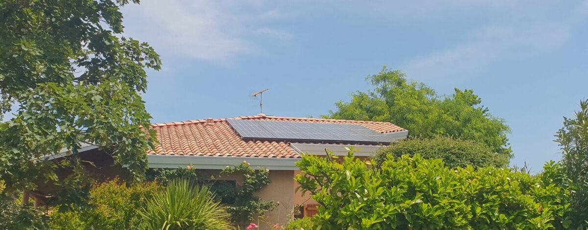 toit de maison avec panneaux solaires