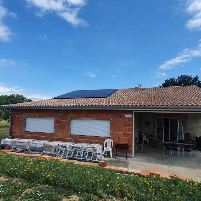 maison avec panneau solaire sur le toit