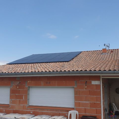 maison en construction avec panneau solaire sur le toit