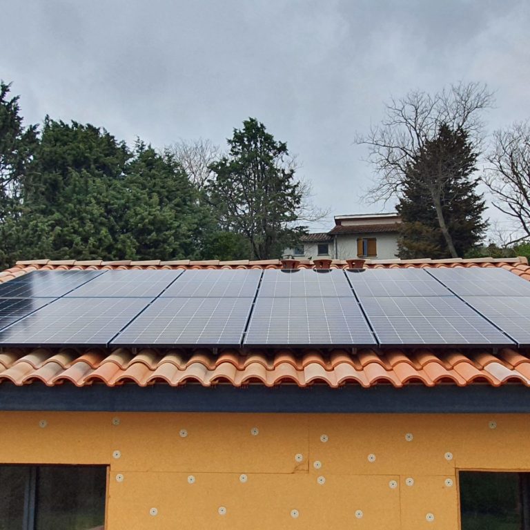 maison avec panneau solaire sur le toit
