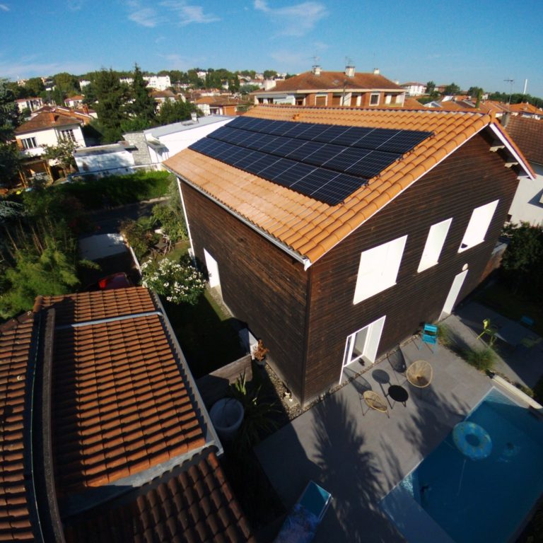 maison individuelle avec panneau photovoltaïque