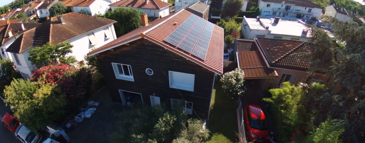 maison individuelle avec panneau photovoltaïque