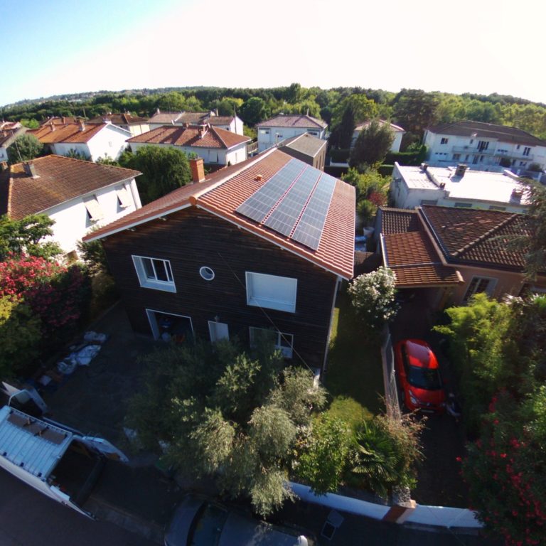 maison individuelle avec panneau photovoltaïque