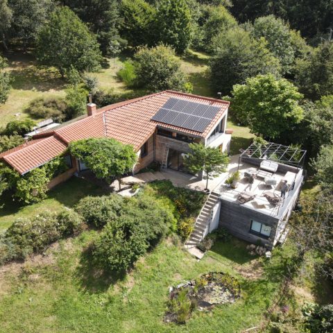 maison avec panneaux solaires