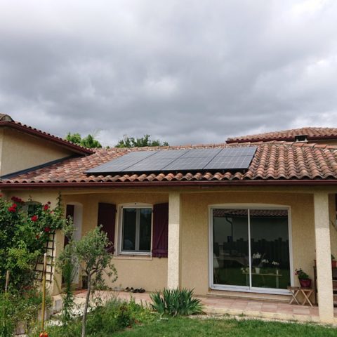 maison individuelle avec panneau photovoltaïque