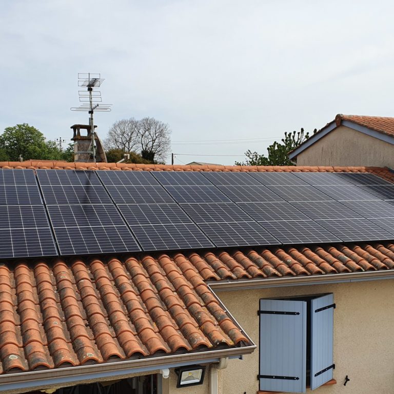 maison individuelle avec panneau photovoltaïque