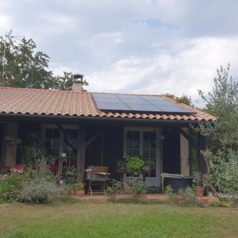 maison individuelle avec panneau solaire