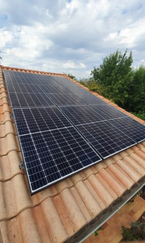 toit avec panneaux photovoltaïque