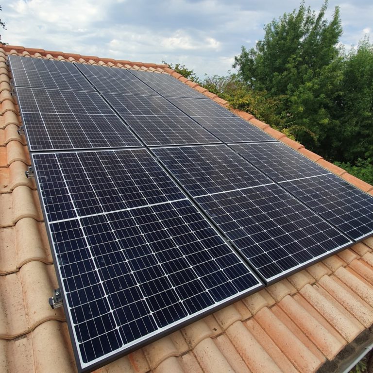 toit avec panneaux photovoltaïque