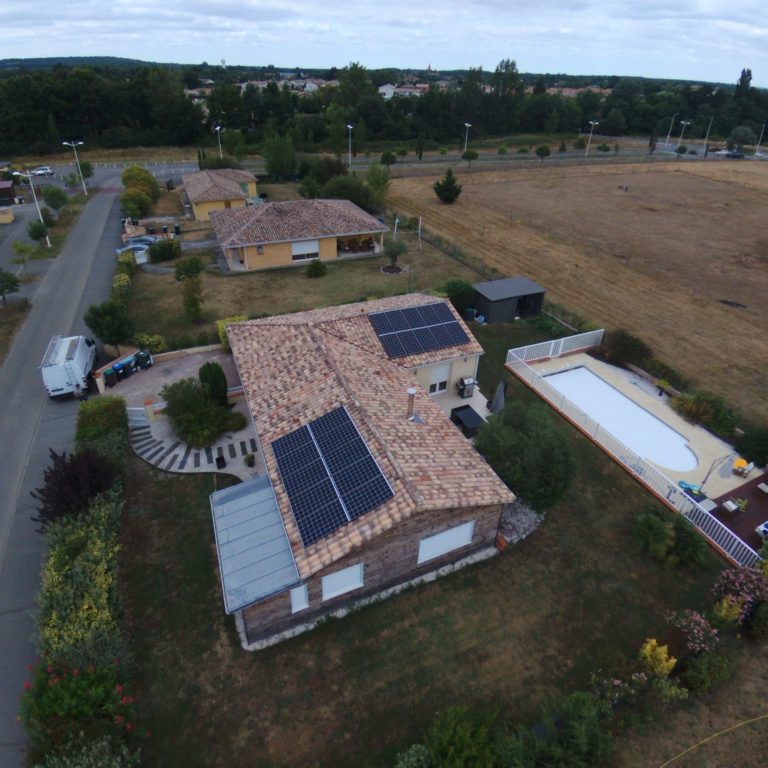 maison individuelle avec panneaux photovoltaïques