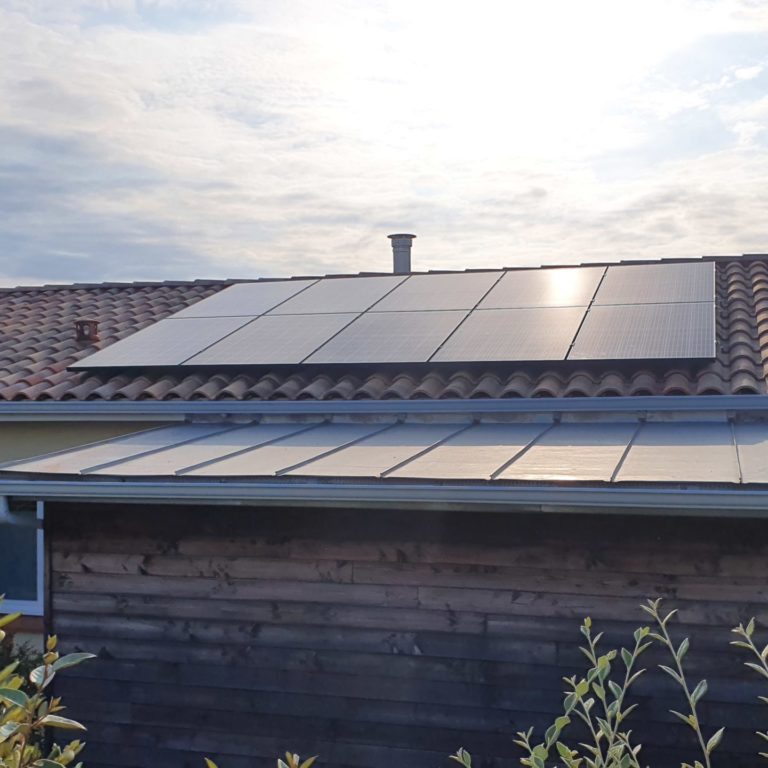 maison individuelle avec panneaux solaires