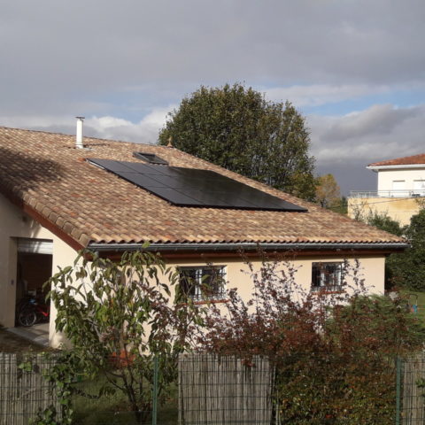 maison individuelle avec panneau photovoltaïque