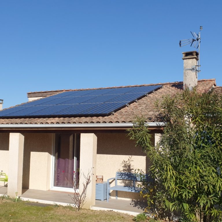 maison individuelle avec panneau solaire