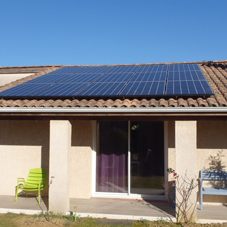 maison individuelle avec panneau solaire