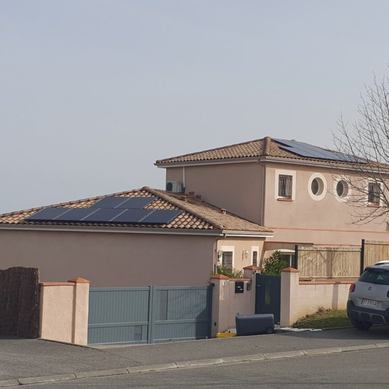 maison individuelle avec panneau photovoltaïque