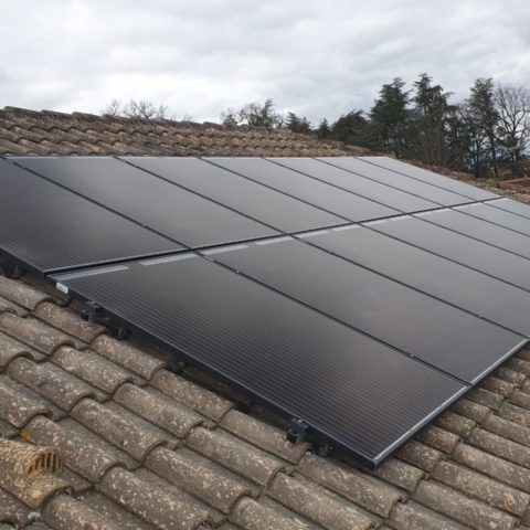 toit avec panneau solaire