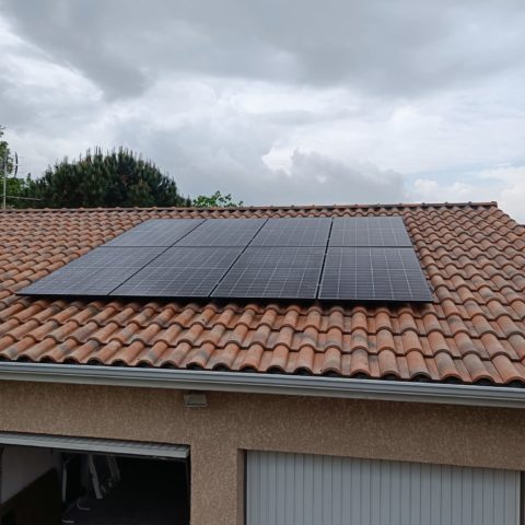 toiture avec panneaux solaires